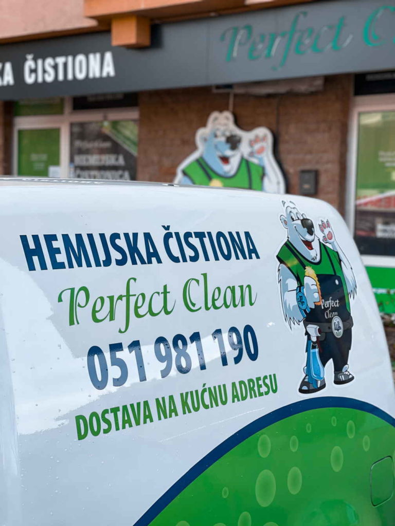 Vozilo Hemijske čistionice Perfect Clean i u pozadini Hemijska čistionica