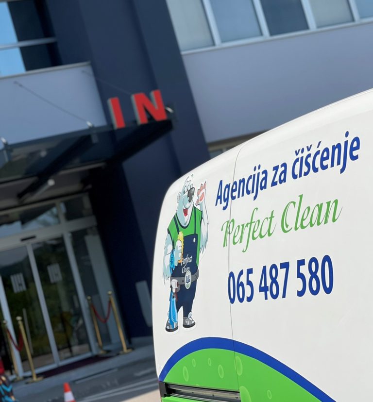 Caddy vozilo Agencije Perfect Clean ispred ulaza IN Hotela u Banjaluci